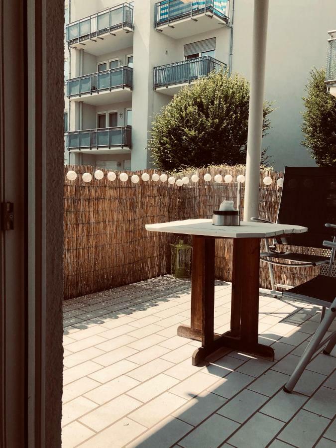 Parkplatz Und Balkon - Burberg'S Heimathafen In Wiesbaden Buitenkant foto