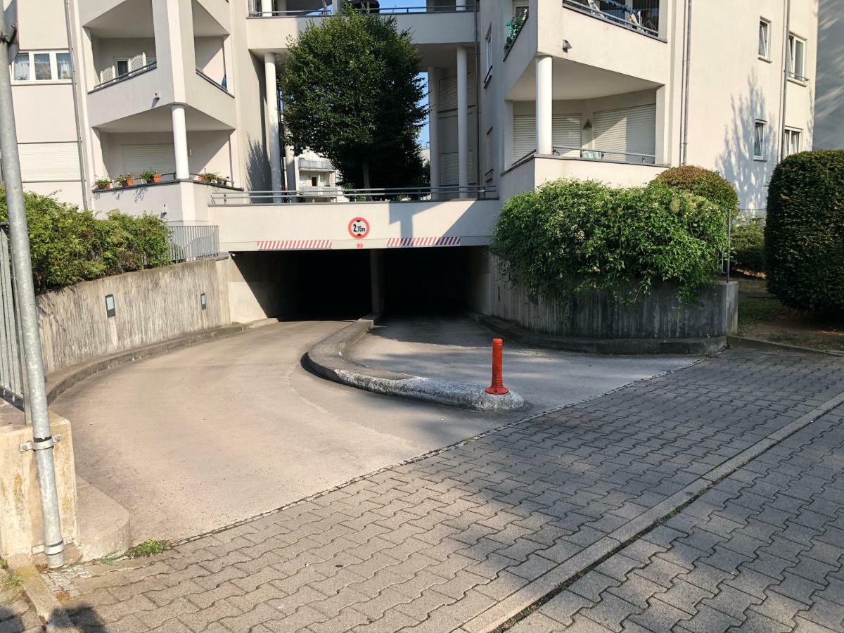Parkplatz Und Balkon - Burberg'S Heimathafen In Wiesbaden Buitenkant foto